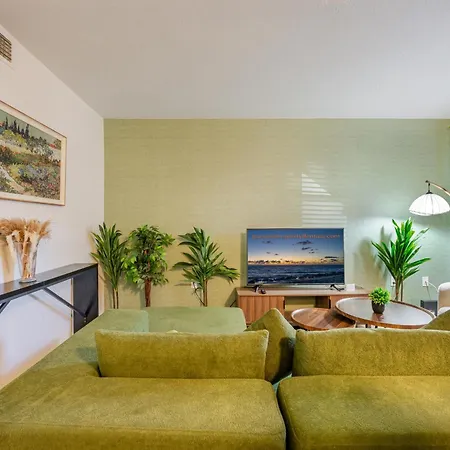 Vibrant Modern Escape, Walk To Dining, Near Beach